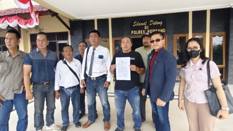 Tim Hukum CBP LAW melaporkan pihak ATR/BPN Kabupaten Rembang dan DPC PDIP Rembang di Mapolres setempat, Sabtu (28/6/2025). (Foto: rembangsepekan.com)