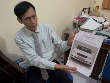 Kuasa hukum Sumarni Kepala Bidang di BPPKAD Rembang, Fatkhur Rahman, saat melihatkan salah satu berkas kelengkapan pelaporan, Senin (16/6/2025). (Foto: rembangsepekan.com)