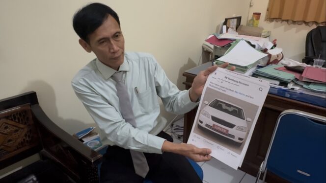 
					Kuasa hukum Sumarni Kepala Bidang di BPPKAD Rembang, Fatkhur Rahman, saat melihatkan salah satu berkas kelengkapan pelaporan, Senin (16/6/2025). (Foto: rembangsepekan.com)