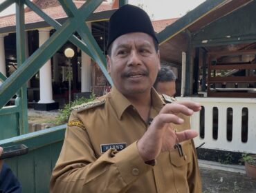 Bupati Rembang Harno saat diwawancarai awak media, Senin (16/6/2025). (Foto: rembangsepekan.com)