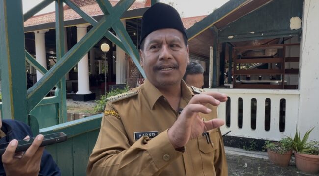 Bupati Rembang Harno saat diwawancarai awak media, Senin (16/6/2025). (Foto: rembangsepekan.com)