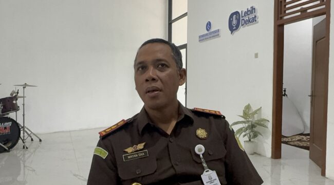 Kajari Rembang I Wayan Eka Widdyara saat diwawancarai rembangsepekan.com, Selasa (17/6/2025). (Foto: rembangsepekan.com)