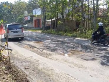 Kondisi jalan rusak di Jalur Pamotan-Clangapan, tepatnya di ruas Desa Sendangagung, Kecamatan Pamotan, Kabupaten Rembang, kian memprihatinkan, Rabu (18/6/2025). (Foto: Doni Setiawan/rembangsepekan.com)