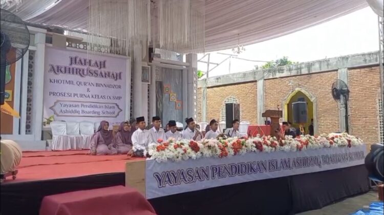 Acara Haflah Akhirussanah 2025, Yayasan Pendidikan Islam As-Shidiq Boarding School berlangsung meriah di halaman sekolah, Desa Narukan, Kecamatan Kragan, Rembang, Kamis (22/6/2025). (Foto: Doni Setiawan/rembangsepekan.com)