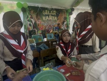SMP Negeri 2 Lasem menggelar kegiatan Gelar Karya sebagai bagian dari implementasi P5, pada Sabtu (21/6/2025), di halaman sekolah setempat. (Foto: rembangsepekan.com)