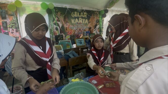 
					SMP Negeri 2 Lasem menggelar kegiatan Gelar Karya sebagai bagian dari implementasi P5, pada Sabtu (21/6/2025), di halaman sekolah setempat. (Foto: rembangsepekan.com)