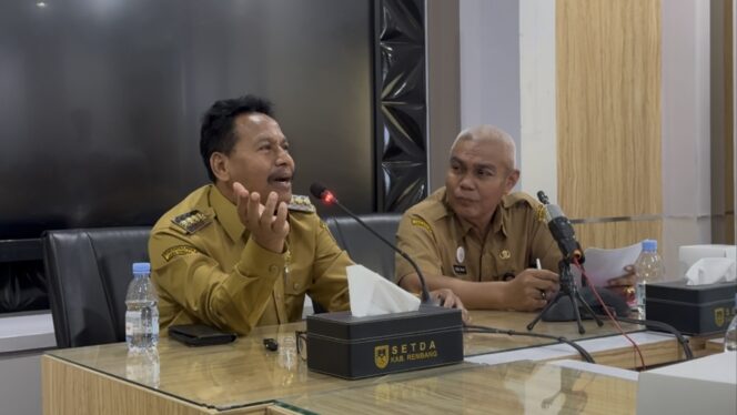 
					Bupati Rembang Harno didampingi Plh Sekda Agus Salim saat rapat koordinasi lintas OPD di Ruang Rapat Bupati, Senin (30/6/2025). (Foto: rembangsepekan.com)