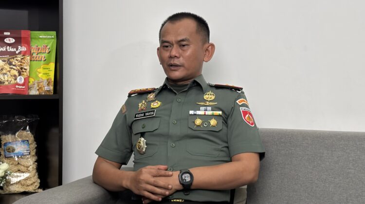 Komandan Kodim 0720 Rembang Letkol Infanteri Yudhi Yahya, saat menjadi tamu undangan spesial di Acara ‘Lebih Dekat’, Senin (2/5/2025) pagi. (Foto: Doni Setiawan/rembangsepekan.com)