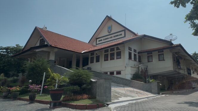 
					Kompleks Gedung DPRD Rembang, Senin (2/5/2025). (Foto: rembangsepekan.com)