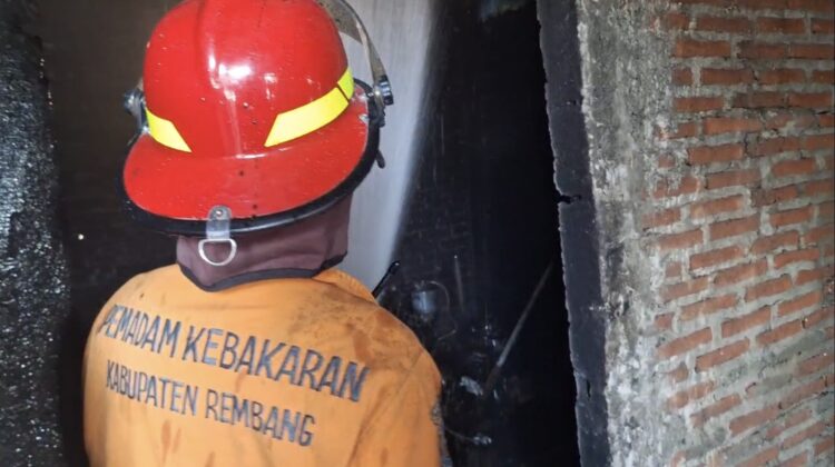 Petugas Damkar memadamkan api saat kebakaran tempat penggilingan padi di Dukuh Pentil, Desa Gunungsari, Kaliori, Rembang, Senin (2/6/2025). (Foto: Dok Damkar Rembang/rembangsepekan.com)