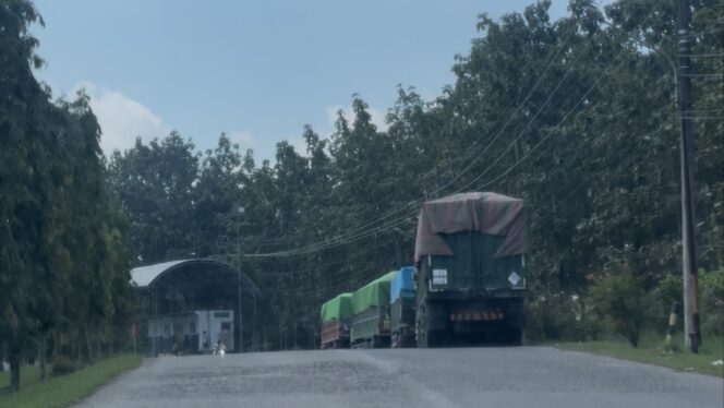 
					Jalan masuk menuju lokasi pabrik PT Semen Gresik di Songkelmereng, Bulu, Selasa (3/6/2025). (Foto: rembangsepekan.com)