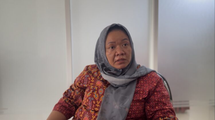 Kades Tegaldowo, Gunem, Kundari saat ditemui di kantornya, Selasa (3/6/2025). (Foto: rembangsepekan.com)