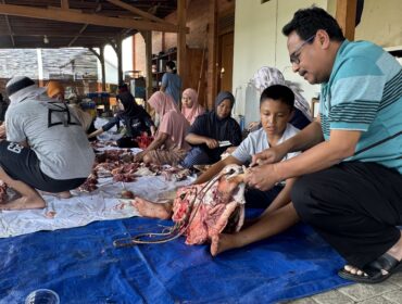 Suasana hangat dan penuh gotong royong terasa di halaman belakang Joglo Wafi, kediaman Bupati Rembang, Harno, saat perayaan Idul Adha, Jumat (6/6)/2025). (Foto: rembangsepekan.com)