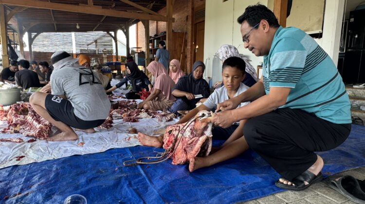 Suasana hangat dan penuh gotong royong terasa di halaman belakang Joglo Wafi, kediaman Bupati Rembang, Harno, saat perayaan Idul Adha, Jumat (6/6)/2025). (Foto: rembangsepekan.com)