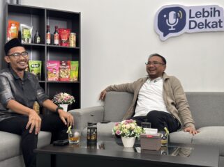 Direktur Eksekutif IFHI H Yaqut Cholil Qoumas (Gus Yaqut) saat dialog bersama Ketua PC GP Ansor Rembang Ustaz Nadhief Shidqi (Gus Nadhief) di Program ‘Lebih Dekat’ di Lantai II Gedung BangkitTV, Sabtu (7/6/2025) malam. (Foto: Doni Setiawan/rembangsepekan.com)