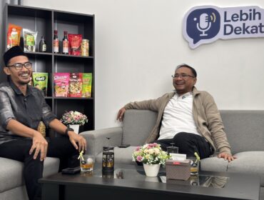 Direktur Eksekutif IFHI H Yaqut Cholil Qoumas (Gus Yaqut) saat dialog bersama Ketua PC GP Ansor Rembang Ustaz Nadhief Shidqi (Gus Nadhief) di Program ‘Lebih Dekat’ di Lantai II Gedung BangkitTV, Sabtu (7/6/2025) malam. (Foto: Doni Setiawan/rembangsepekan.com)