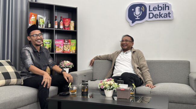 Direktur Eksekutif IFHI H Yaqut Cholil Qoumas (Gus Yaqut) saat dialog bersama Ketua PC GP Ansor Rembang Ustaz Nadhief Shidqi (Gus Nadhief) di Program ‘Lebih Dekat’ di Lantai II Gedung BangkitTV, Sabtu (7/6/2025) malam. (Foto: Doni Setiawan/rembangsepekan.com)