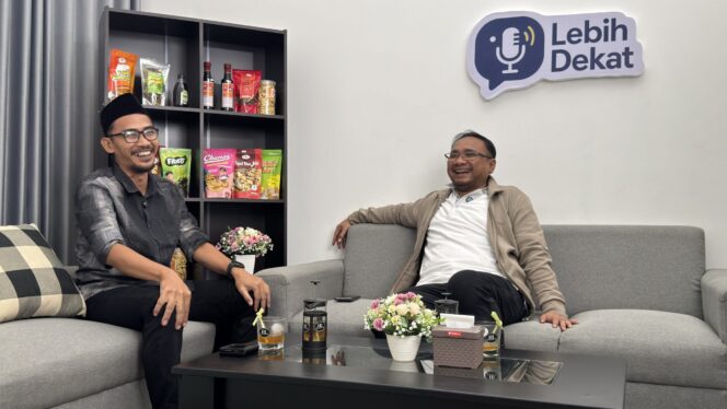 
					Direktur Eksekutif IFHI H Yaqut Cholil Qoumas (Gus Yaqut) saat dialog bersama Ketua PC GP Ansor Rembang Ustaz Nadhief Shidqi (Gus Nadhief) di Program ‘Lebih Dekat’ di Lantai II Gedung BangkitTV, Sabtu (7/6/2025) malam. (Foto: Doni Setiawan/rembangsepekan.com)