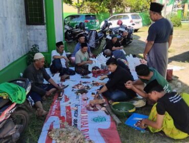 Kader PPP Rembang mengemas daging kurban di Kantor DPC PPP Rembang, Sabtu (7/6/2025). (Foto: dok DPC PPP Rembang/rembangsepekan.com)