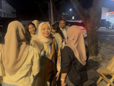 Direktur Eksekutif IFHI H. Yaqut Cholil Qoumas atau Gus Yaqut beserta keluarga saat berkunjung ke Kedai HitamPutih, Sabtu (7/6/2025) malam. (Foto: Doni Setiawan/rembangsepekan.com) 