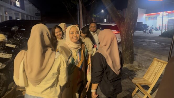
					Direktur Eksekutif IFHI H. Yaqut Cholil Qoumas atau Gus Yaqut beserta keluarga saat berkunjung ke Kedai HitamPutih, Sabtu (7/6/2025) malam. (Foto: Doni Setiawan/rembangsepekan.com) 