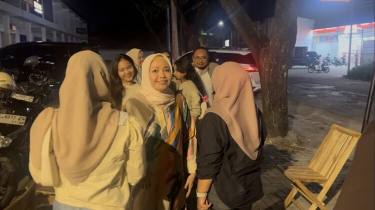 Direktur Eksekutif IFHI H. Yaqut Cholil Qoumas atau Gus Yaqut beserta keluarga saat berkunjung ke Kedai HitamPutih, Sabtu (7/6/2025) malam. (Foto: Doni Setiawan/rembangsepekan.com) 