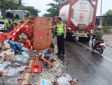 Truk bermuatan teh botol terguling di jalur Pantura Rembang usai hindari bus yang menyalip secara tiba-tiba, Senin (9/6/2025). (Foto: Dok. Satlantas Polres Rembang/rembangsepekan.com)