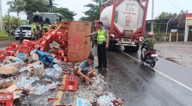 Truk bermuatan teh botol terguling di jalur Pantura Rembang usai hindari bus yang menyalip secara tiba-tiba, Senin (9/6/2025). (Foto: Dok. Satlantas Polres Rembang/rembangsepekan.com)