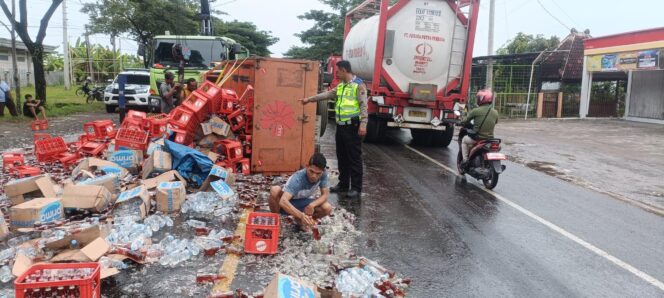 
					Truk bermuatan teh botol terguling di jalur Pantura Rembang usai hindari bus yang menyalip secara tiba-tiba, Senin (9/6/2025). (Foto: Dok. Satlantas Polres Rembang/rembangsepekan.com)