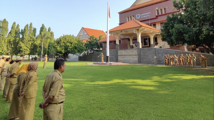 Para ASN Serda Rembang mengikuti apel pagi. (Foto: Setda Rembang/rembangsepekan.com)
