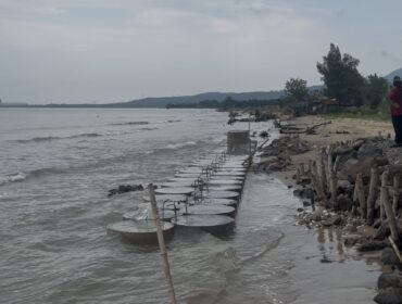 Penanganan abrasi di Pantai Caruban, Gedongmulyo, Lasem, Rabu (11/6/2025). (Foto: rembangsepekan.com)