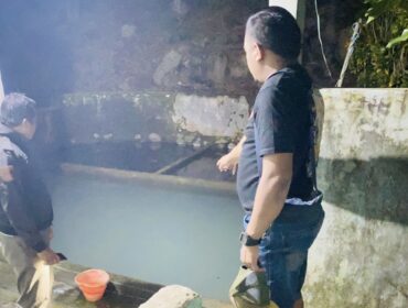 Petugas kepolisian melakukan olah TKP di lokasi kejadian, Jumat (13/6/2025) malam. (Foto: dok Polsek Sedan/rembangsepekan.com)