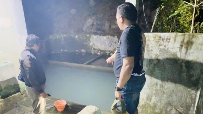 
					Petugas kepolisian melakukan olah TKP di lokasi kejadian, Jumat (13/6/2025) malam. (Foto: dok Polsek Sedan/rembangsepekan.com)