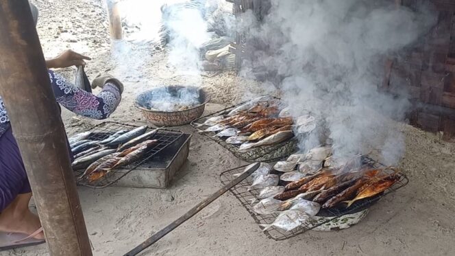 
					Sentra ikan asap di Desa Plawangan, Kragan, Rembang. (Foto: Doni Setiawan/rembabgsepekan.com)