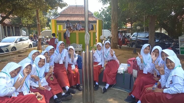 MPLS SMP Negeri 1 Pancur menggelar kunjungan edukatif ke Perpustakaan Daerah Rembang dan Museum Kartini, Selasa (15/7/2025). (Foto: Doni Setiawan/rembangsepekan.com)