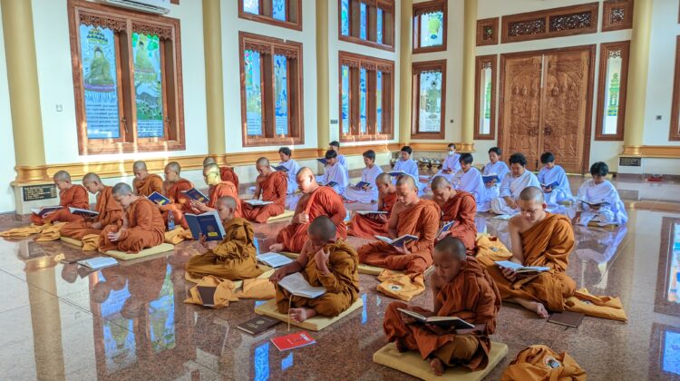 Prosesi Pabbajja Samanera di Vihara Ratanavana Arama, Lasem, Rembang, pada Sabtu (5/7/2025). (Foto: rembangsepekan.com)