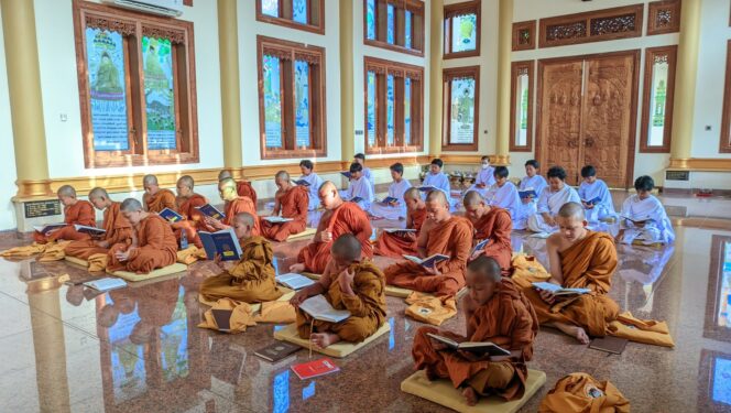 
					Prosesi Pabbajja Samanera di Vihara Ratanavana Arama, Lasem, Rembang, pada Sabtu (5/7/2025). (Foto: rembangsepekan.com)