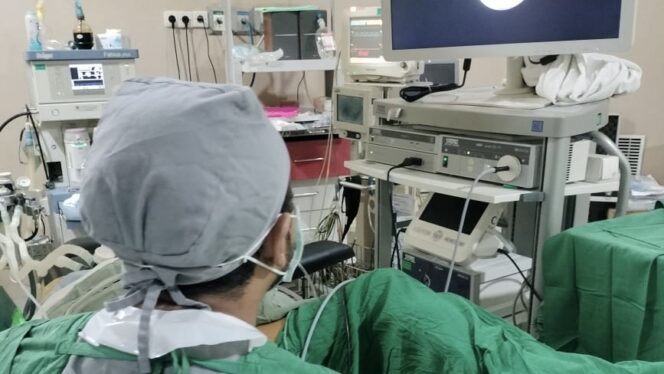 
					Ruang operasi RSUD dr. R. Soetrasno Rembang dilengkapi alat medis canggih Retrograde Intrarenal Surgery, pengobatan tanpa operasi bedah. (Foto: rembangsepekan.com)