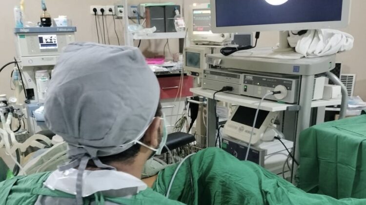 Ruang operasi RSUD dr. R. Soetrasno Rembang dilengkapi alat medis canggih Retrograde Intrarenal Surgery, pengobatan tanpa operasi bedah. (Foto: rembangsepekan.com)