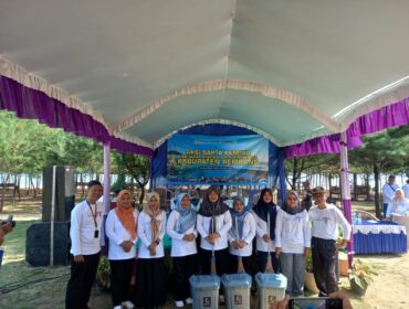 Aksi sapta pesona di Pantai Indah Layur, Lasem, Rabu (30/7/2025). (Foto: Doni Setiawan/rembangsepekan.com)