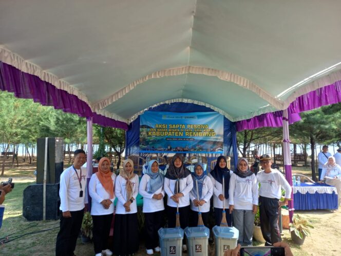 
					Aksi sapta pesona di Pantai Indah Layur, Lasem, Rabu (30/7/2025). (Foto: Doni Setiawan/rembangsepekan.com)