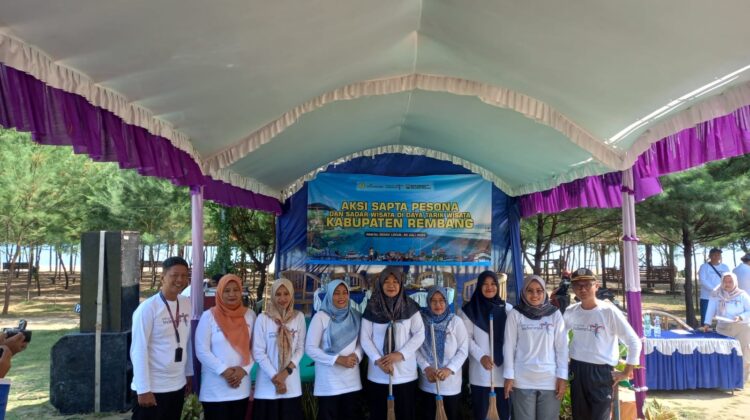 Aksi sapta pesona di Pantai Indah Layur, Lasem, Rabu (30/7/2025). (Foto: Doni Setiawan/rembangsepekan.com)