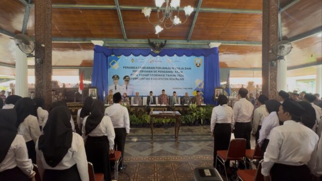
					Penandatanganan kontrak PPPK Rembang di Pendopo Museum Kartini Rembang, Selasa (1/6/2025). (Foto: rembangsepekan.com)