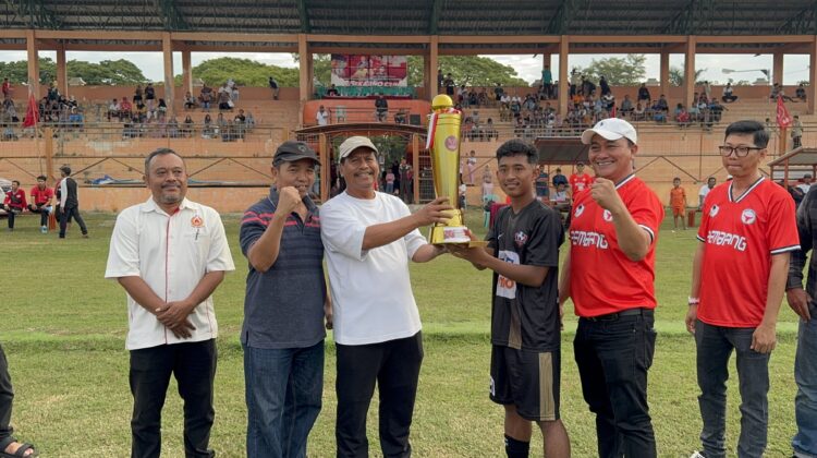 Bupati Harno dan Ketua PDIP Rembang Ridwan Apresiasi Soekarno Cup, Dukung Digelar Rutin Tahunan, Sabtu (5/7/2025). (Foto: rembangsepekan.com)