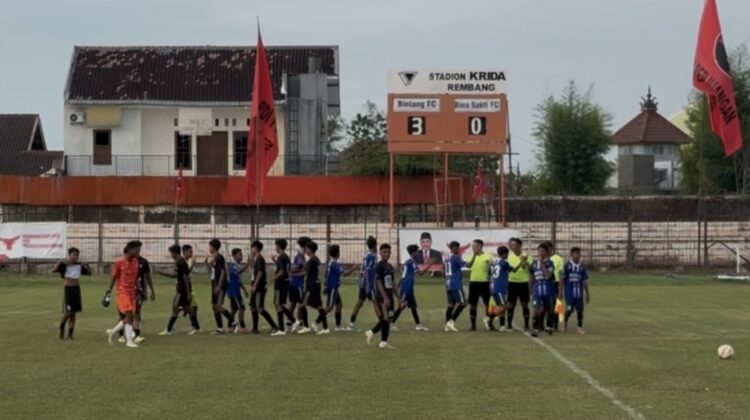 Turnamen sepak bola Soekarno Cup di Stadion Krida Rembang, Sabtu (5/7/2025). (Foto: Doni Setiawan/rembangsepekan.com)