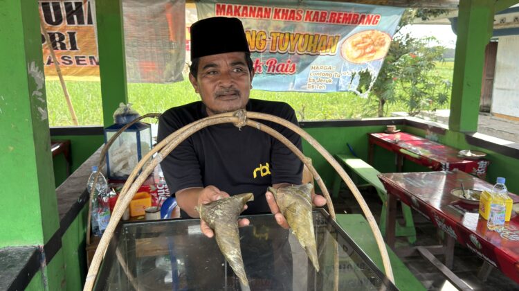 Pedagang Lontong Tuyuhan Rais, yang juga Ketua Paguyuban Pedagang Lontong Tuyuhan. (Foto: rembangsepekan.com)