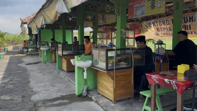 
					Sentra kuliner khas ‘Lontong Tuyuhan’ di Desa Tuyuhan, Pancur. (Foto: rembangsepekan.com)