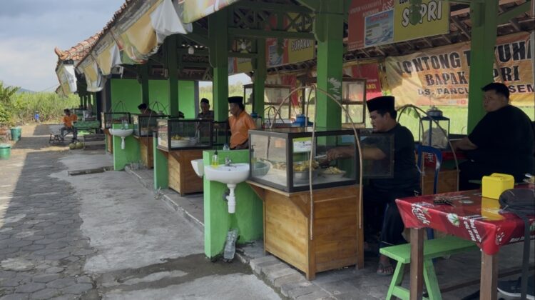 Sentra kuliner khas ‘Lontong Tuyuhan’ di Desa Tuyuhan, Pancur. (Foto: rembangsepekan.com)