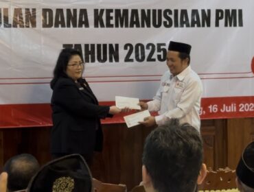Ketua Bulan Dana PMI Liena menyerahkan bantuan dana ke dr. Samsul Anwar Ketua PMI Rembang, Rabu (16/7/2025). (Foto: rembangsepekan.com)