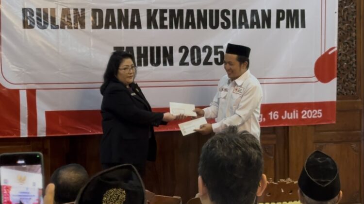 Ketua Bulan Dana PMI Liena menyerahkan bantuan dana ke dr. Samsul Anwar Ketua PMI Rembang, Rabu (16/7/2025). (Foto: rembangsepekan.com)